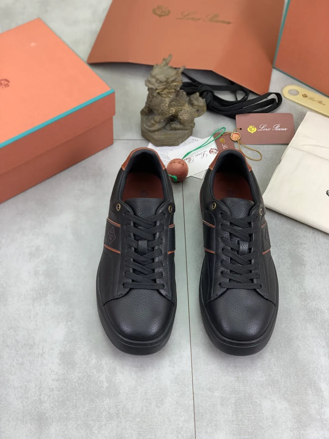 Men's men's shoes 💰P560 New style 💰High quality The latest casual shoes Loro Piana 💯Top grade💯Buy the original copy💯 Founded the existing Loro Piana company on April 24, 1924. It is now the sixth generation of family business, providing top quality products to customers who are discerning in taste and quality. Imported original fly woven fabric with cowhide fabric, plain calfskin lining. Hand-sewn thread with cowhide feet. Original packaging. Number of yards: 38-44 (customized for 45 and 46). 2️⃣ colors available.